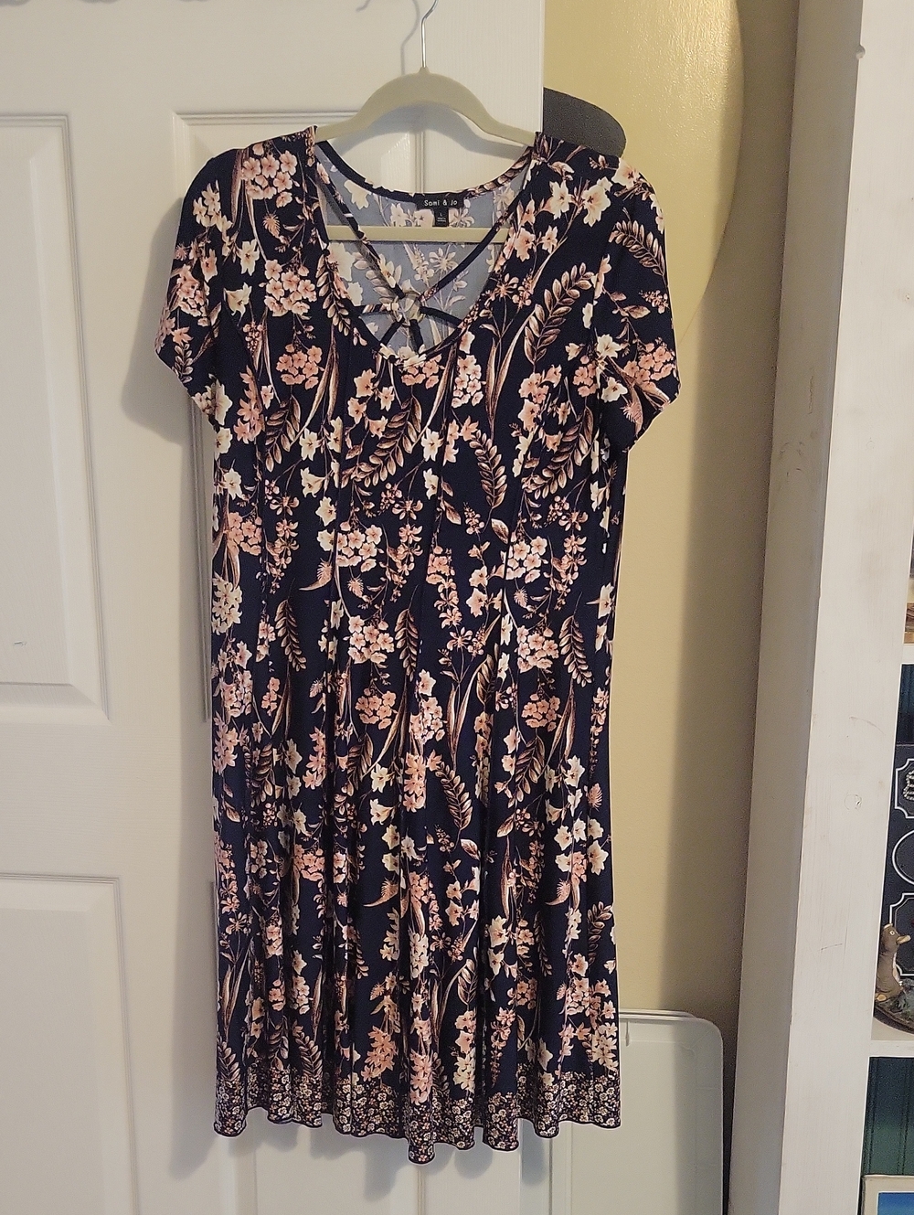 Sami & Jo SzLg Blk Midi Dress with Blush Floral Print and Crisscross V-Neck